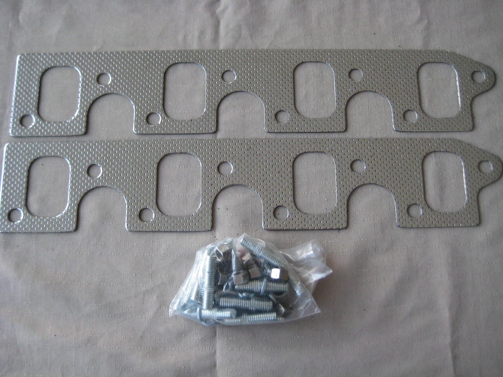 FORD CLEVLAND EXHAUST WATER COOLED MANIOLD GASKET & STUD KIT . SUIT 302 / 351 CI